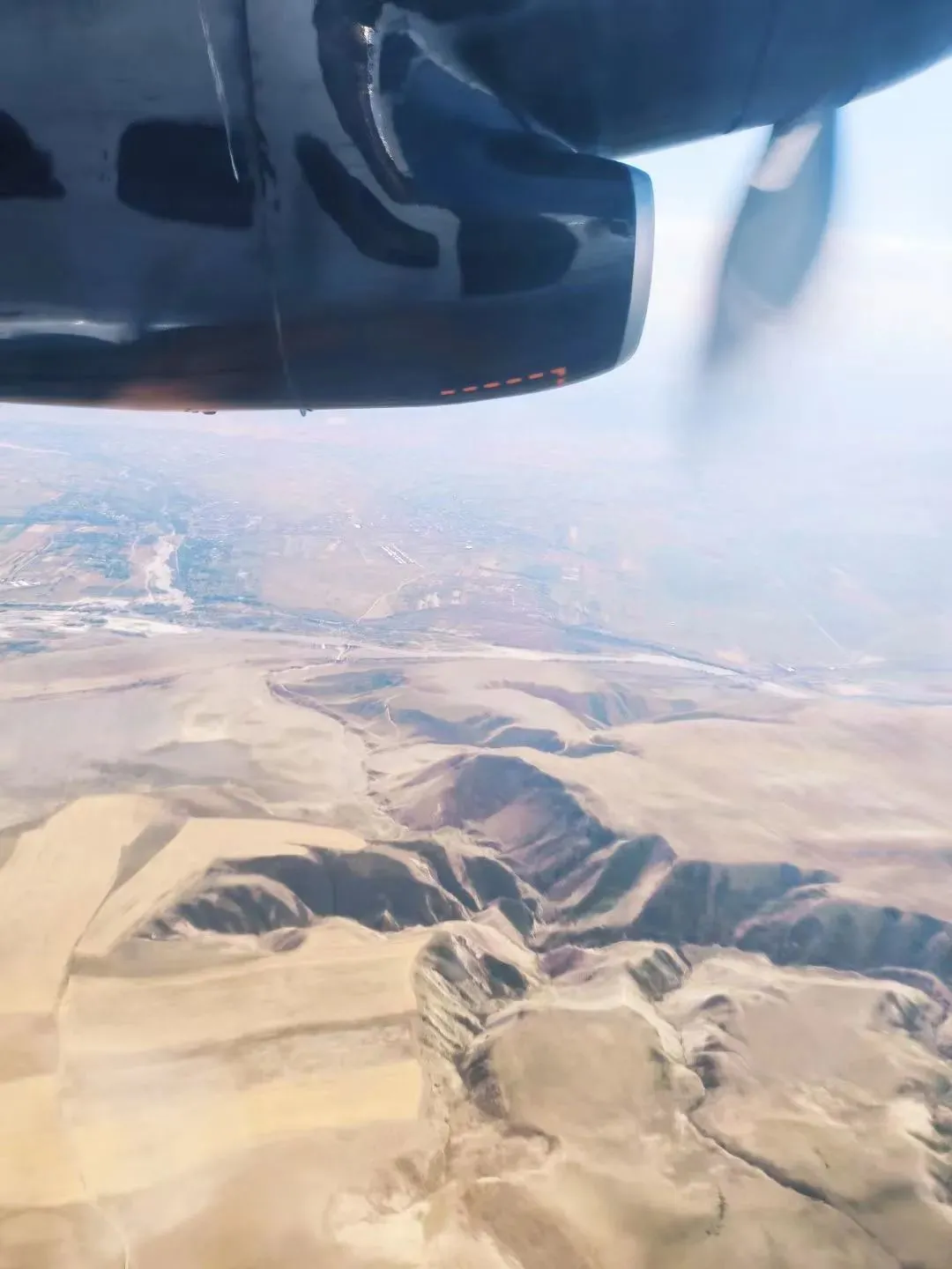 △从第比利斯到巴统，首次乘坐了承载20人的螺旋桨飞机。（图/受访者供图）