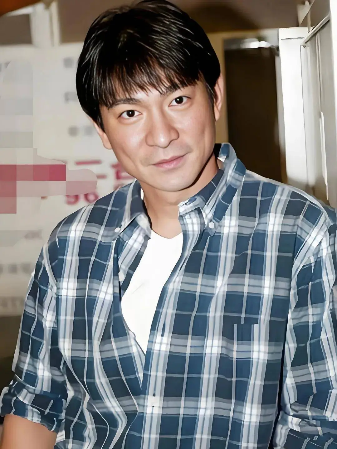 61岁刘德华罕见和小姨子同框，小姨子穿黑色透视装很迷人，34岁韵味十足封面图