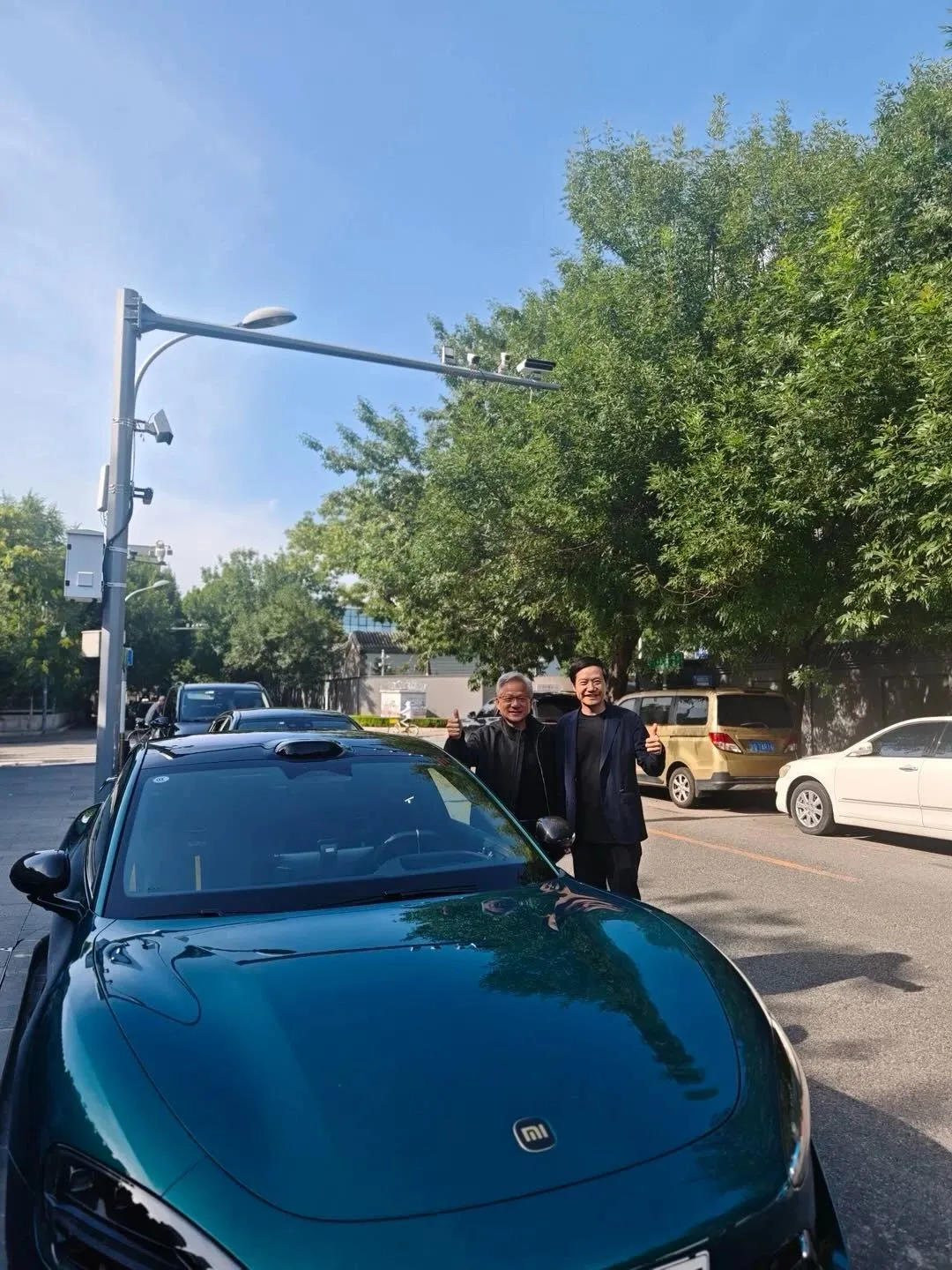 黄仁勋又合影雷军，35度天气仍穿皮衣