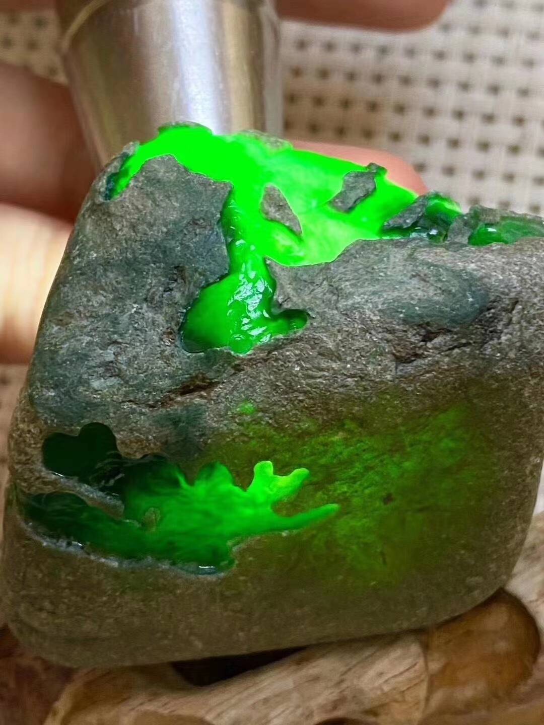 翡翠原石166克老坑后江冰飘绿花牌子挂件种老色绿色带没抛光