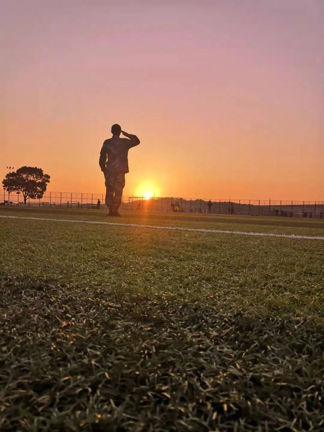 2018年12月的某一天，刚训练完，夕阳正好出现，队友帮王子昂拍下了这张背影照。（图/受访者供图）