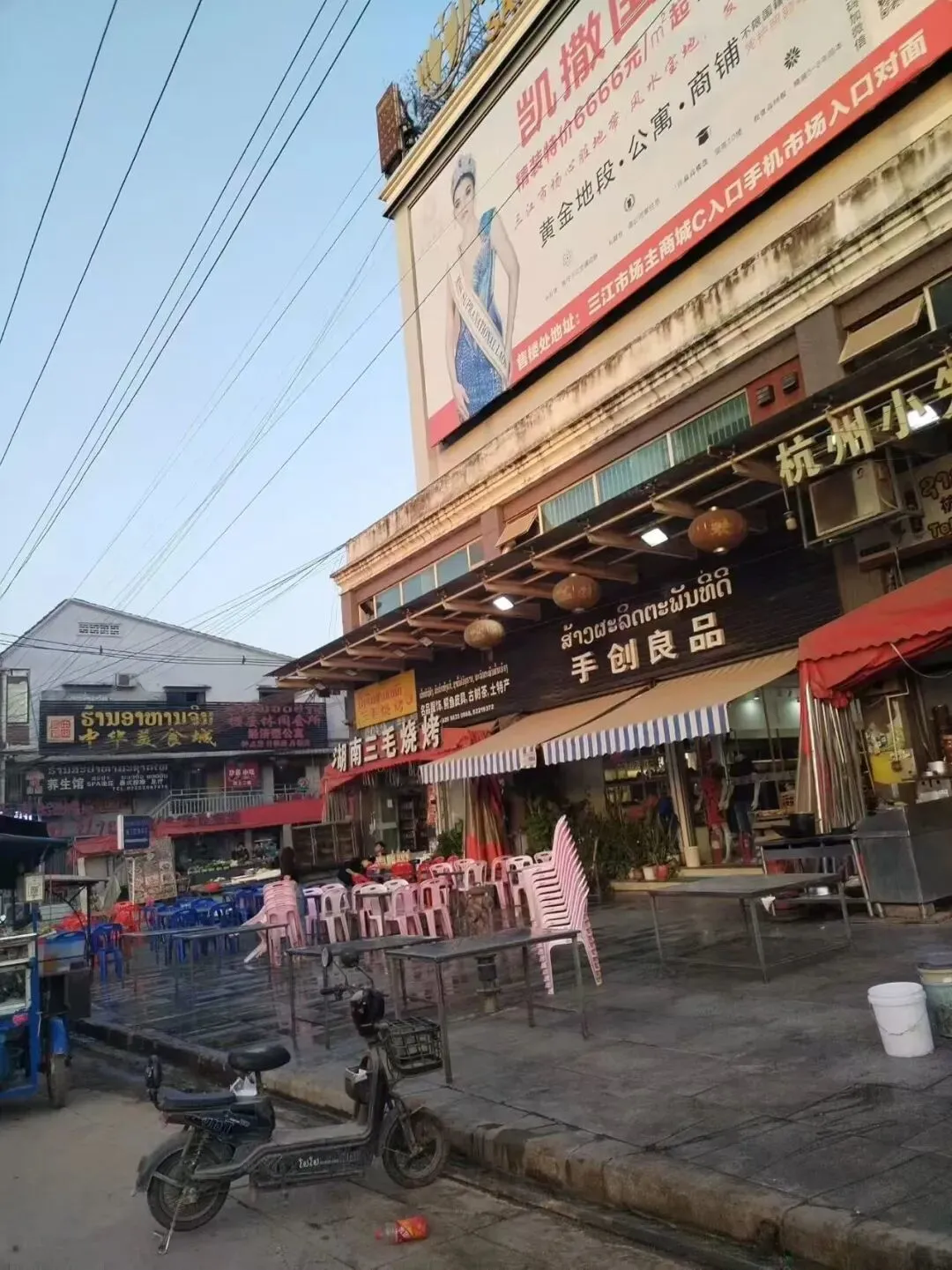 李伟去老挝时,拍摄的街景