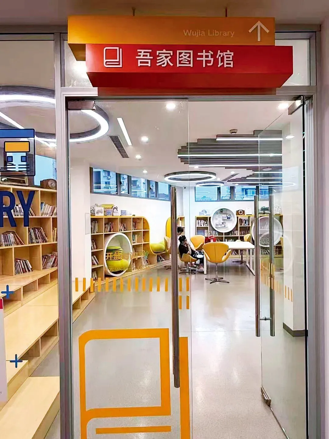 8月25日,老人在上海市长宁区新泾五村居民区社区综合服务体“吾爱家”避暑。摄影/本刊记者 孙厚铭