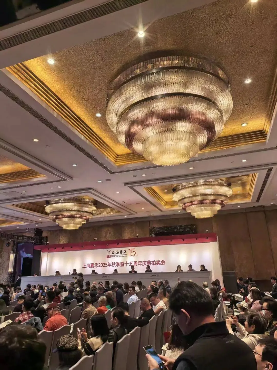 中国顶级拍卖行人员做局 168万“乾隆梅瓶”只值250