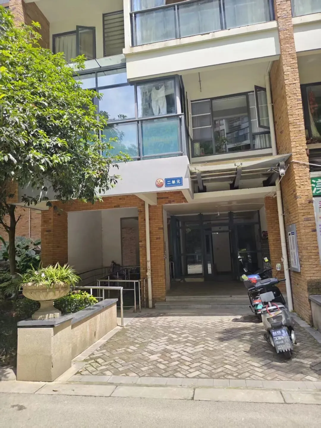 目前，洋子就住在这栋房子的出租屋里。