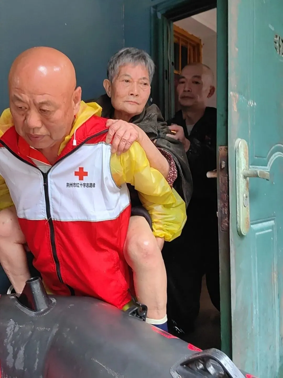 5月18日,荆州红十字会救援队在转移玉桥社区一位被困老人/受访者供图