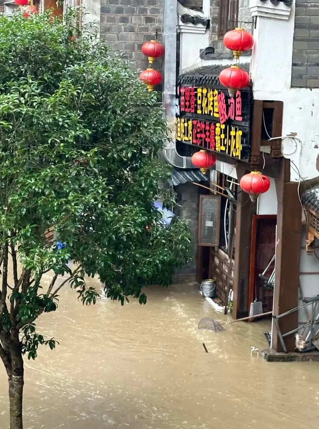 △从民宿醒来，迪迪看到洪水淹了上来。（图/受访者提供）