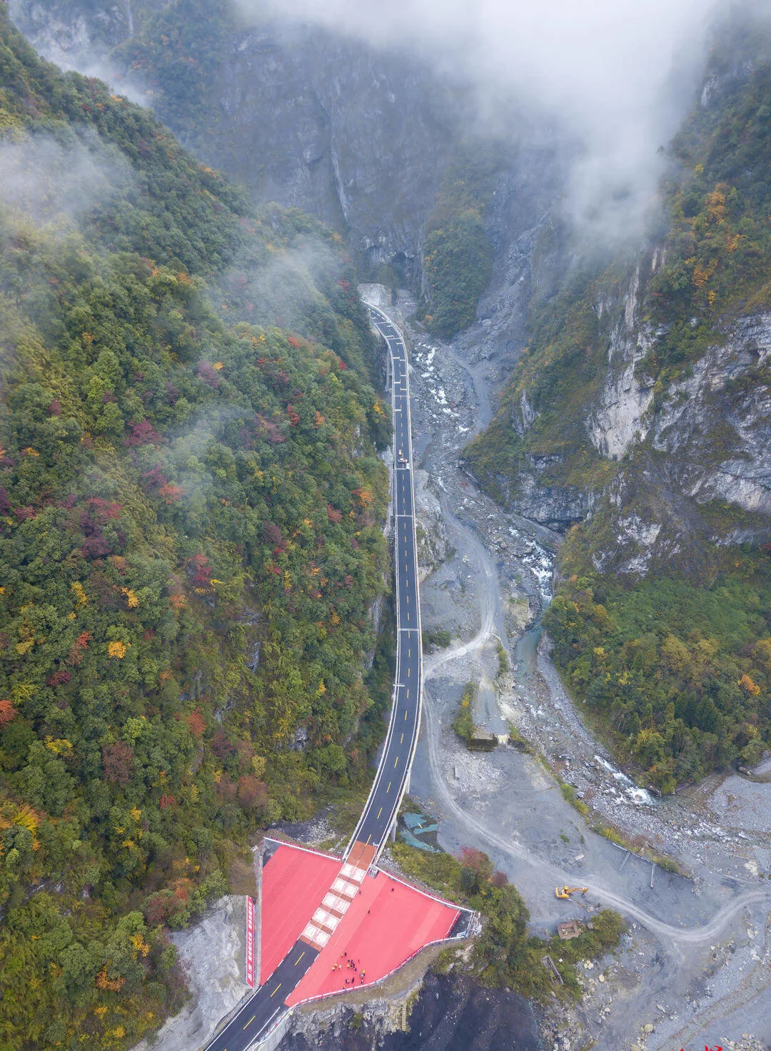 深度揭秘：56公里的绵茂公路，为何一修13年？9