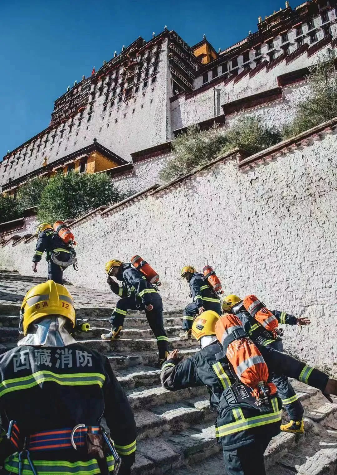 拉萨布达拉宫，消防员们背着装备，练习“冲山跑”。布达拉宫消防救援大队供图