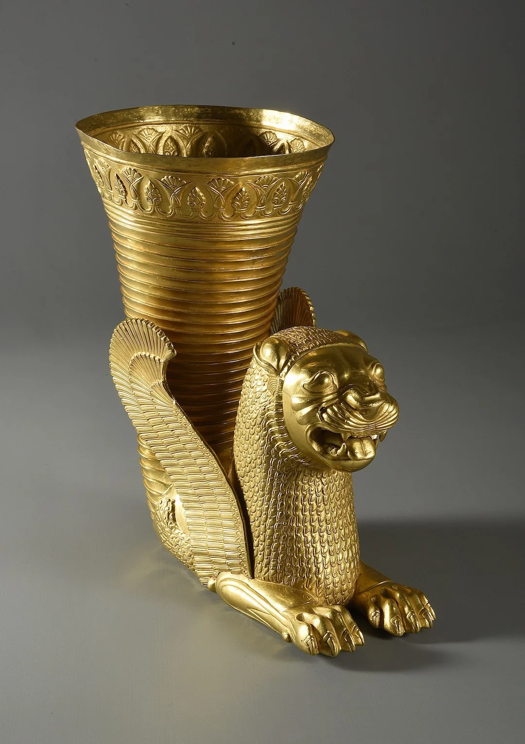 有翼狮金来通（ Gold rhyton with a winged lion）公元前500一前450年（阿契美尼德王期） 高22.5厘米，宽21.0厘米，口径13.0厘米，底径19.5厘米，重1897.0克 哈马丹省 伊朗国家博物馆藏