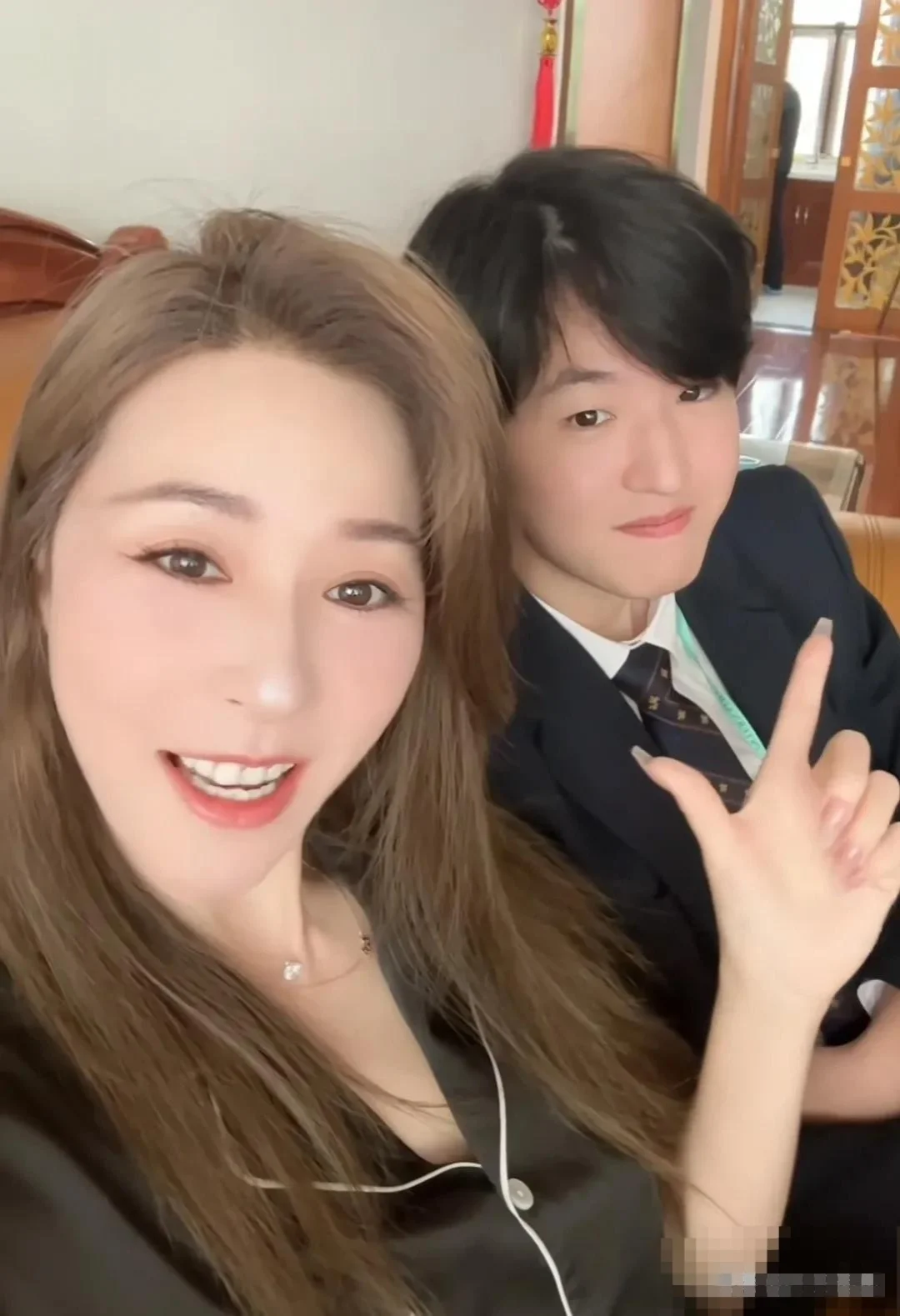 二儿子马世心更可爱一些，烫了“爆炸头”发型，走的是时尚颜值路线，眼睛和妈妈几乎一模一样，是很漂亮的帅气。