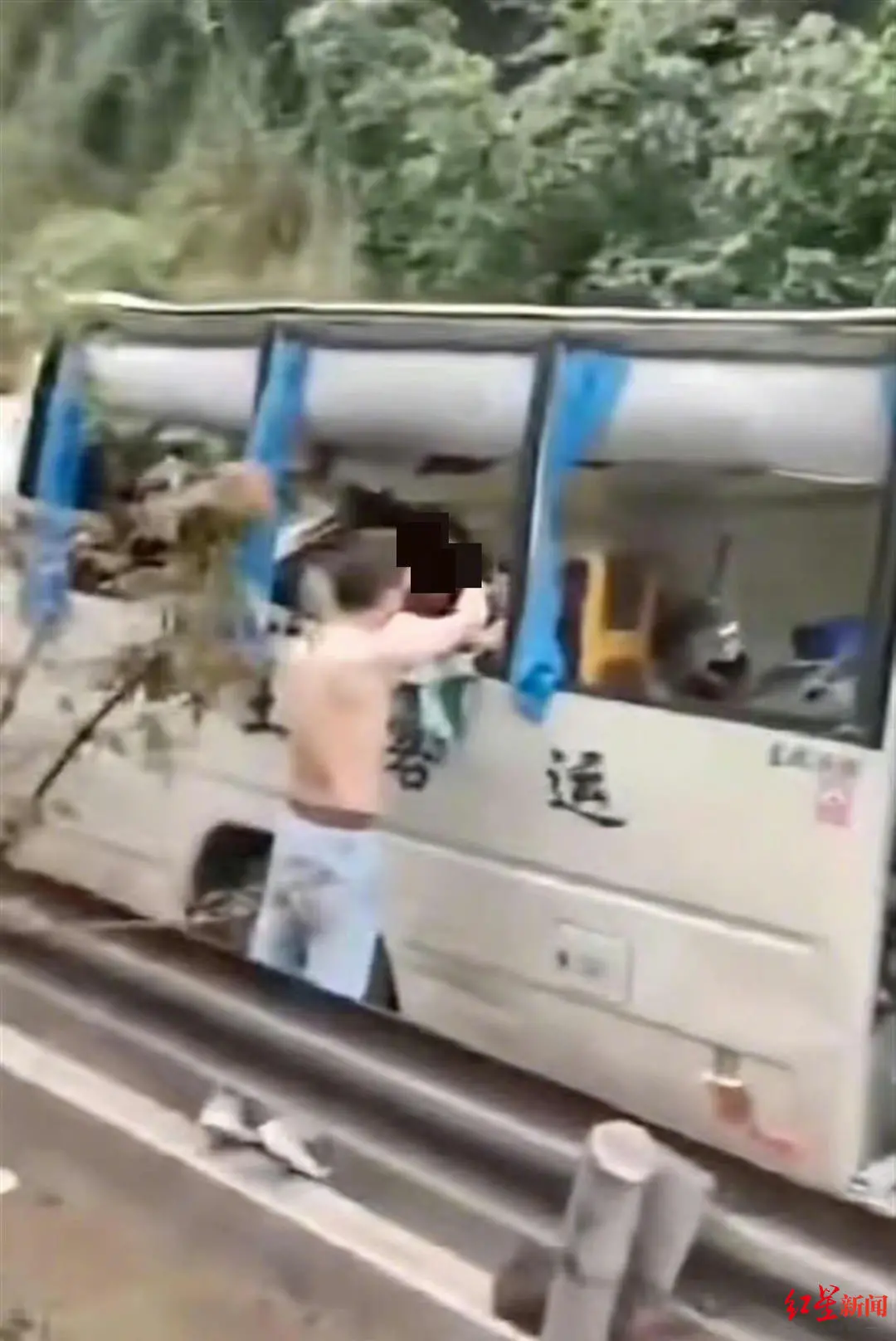 重庆客车被落石砸中致6死9伤