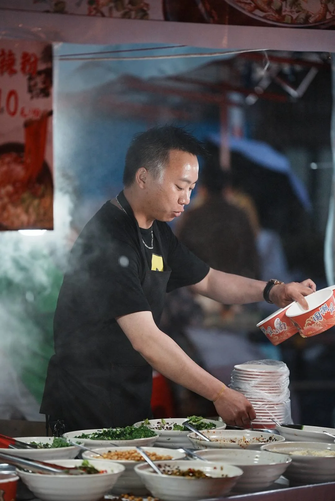 吃着烧烤看音乐会！四川“天全之夜”把美食街开进音乐会现场(天全吃饭的地方)