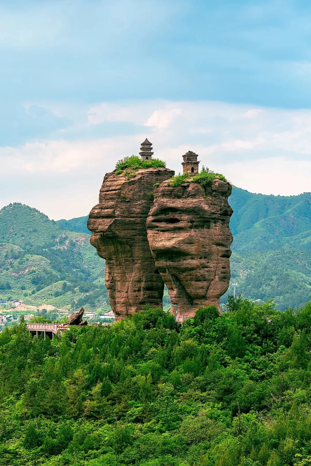 承德双塔山。图 / 视觉中国