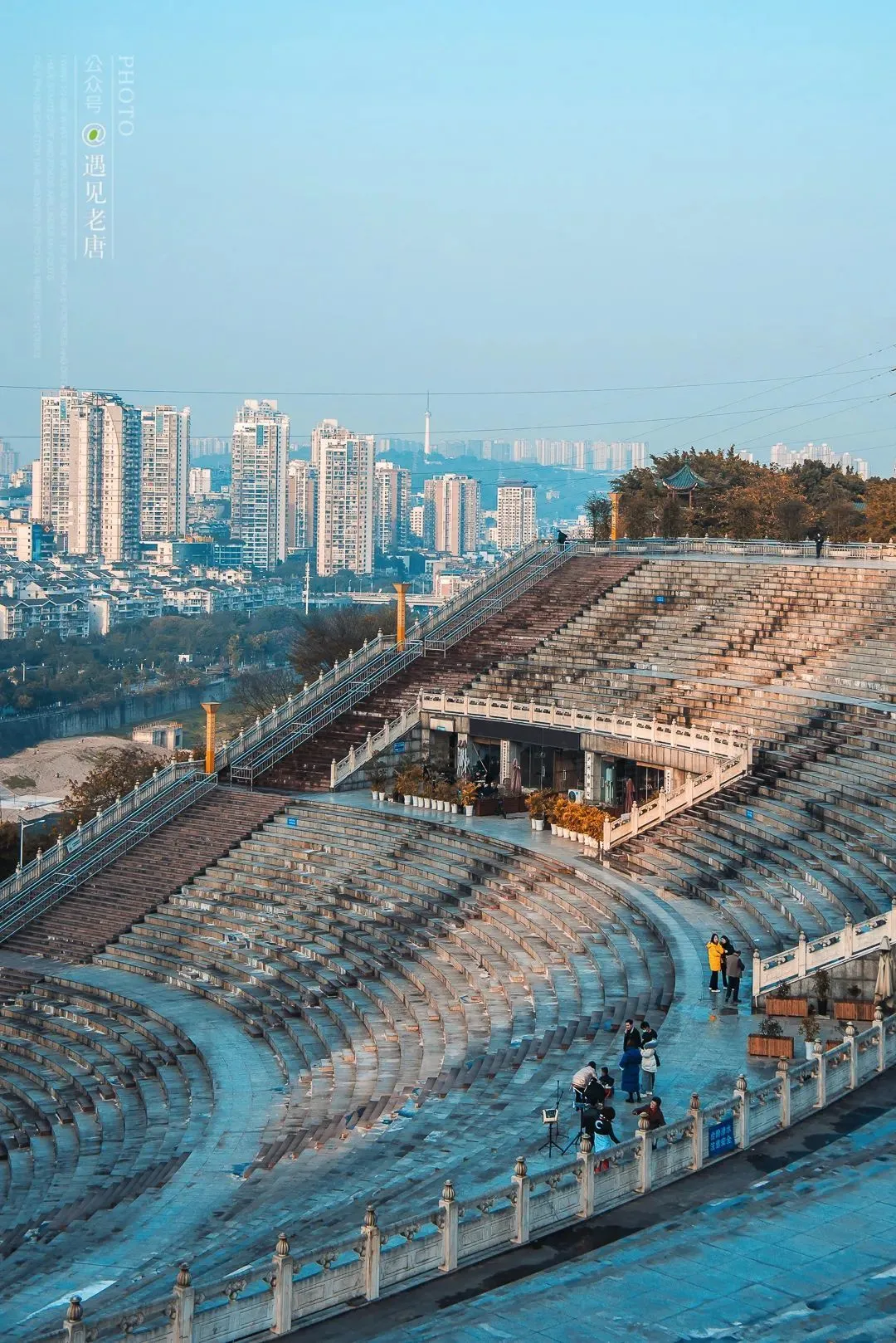 △沱江东岸的百子图广场，一个可容纳万人的立体演艺广场，舞台在最底部，非常的壮观。文图by 老唐