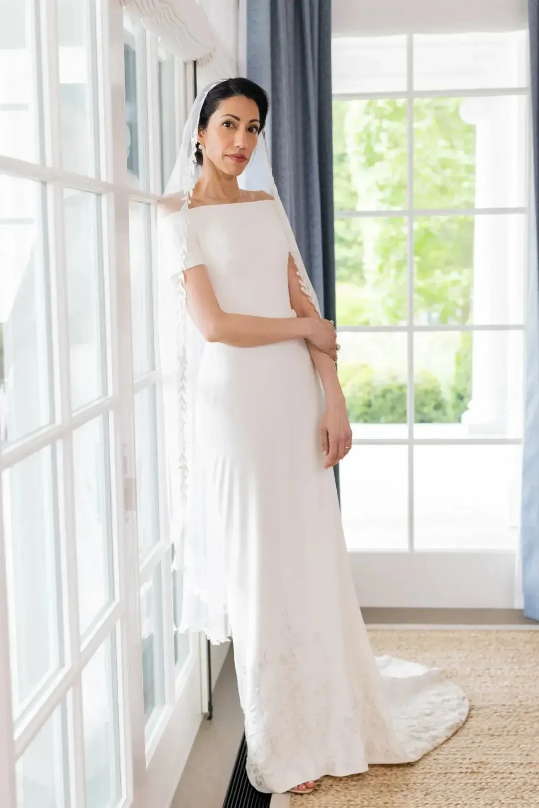·阿貝丁身著婚紗。