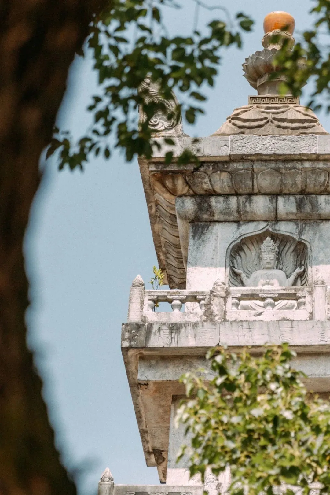 普陀山上的观音菩萨像与古迹。图1-2摄影/李若渔