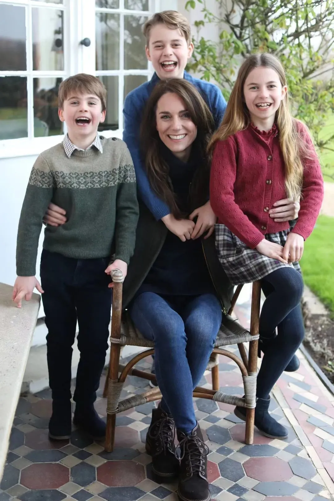 当地时间2024年3月10日，英国温莎，凯特王妃和她的孩子路易斯王子、乔治王子和夏洛特公主，这张照片由威廉王子拍摄。图源：外媒
