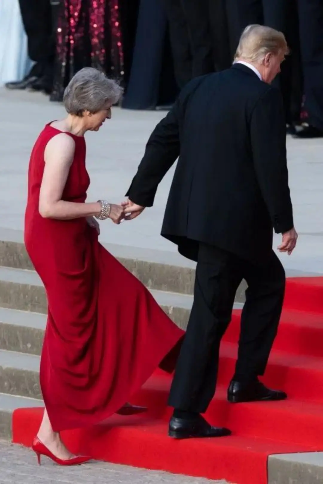 2018年，特朗普访英期间，牵着梅的手