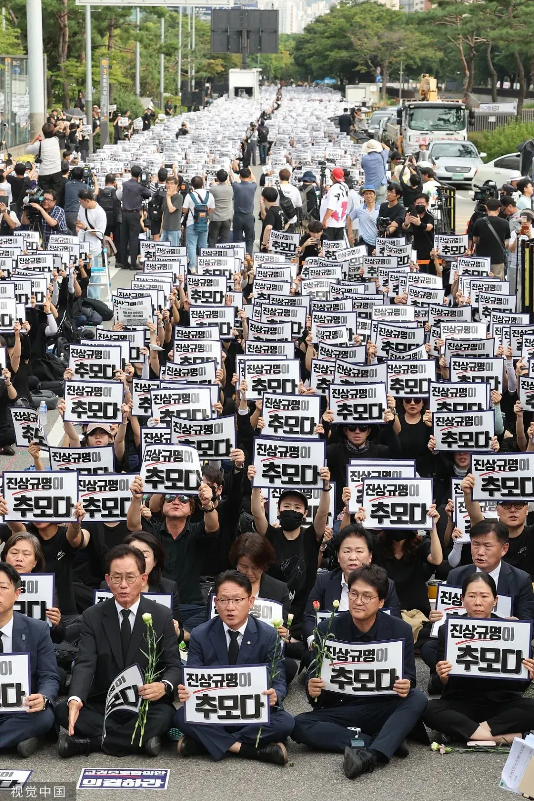 韩国全国教师集会追悼轻生教师、呼吁维权，多地学校暂停授课