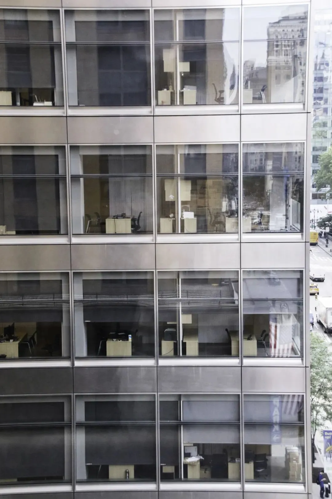 6月9日，美国纽约，曼哈顿中城第6大道的一栋大楼里，办公套房空置。（IC photo 图）