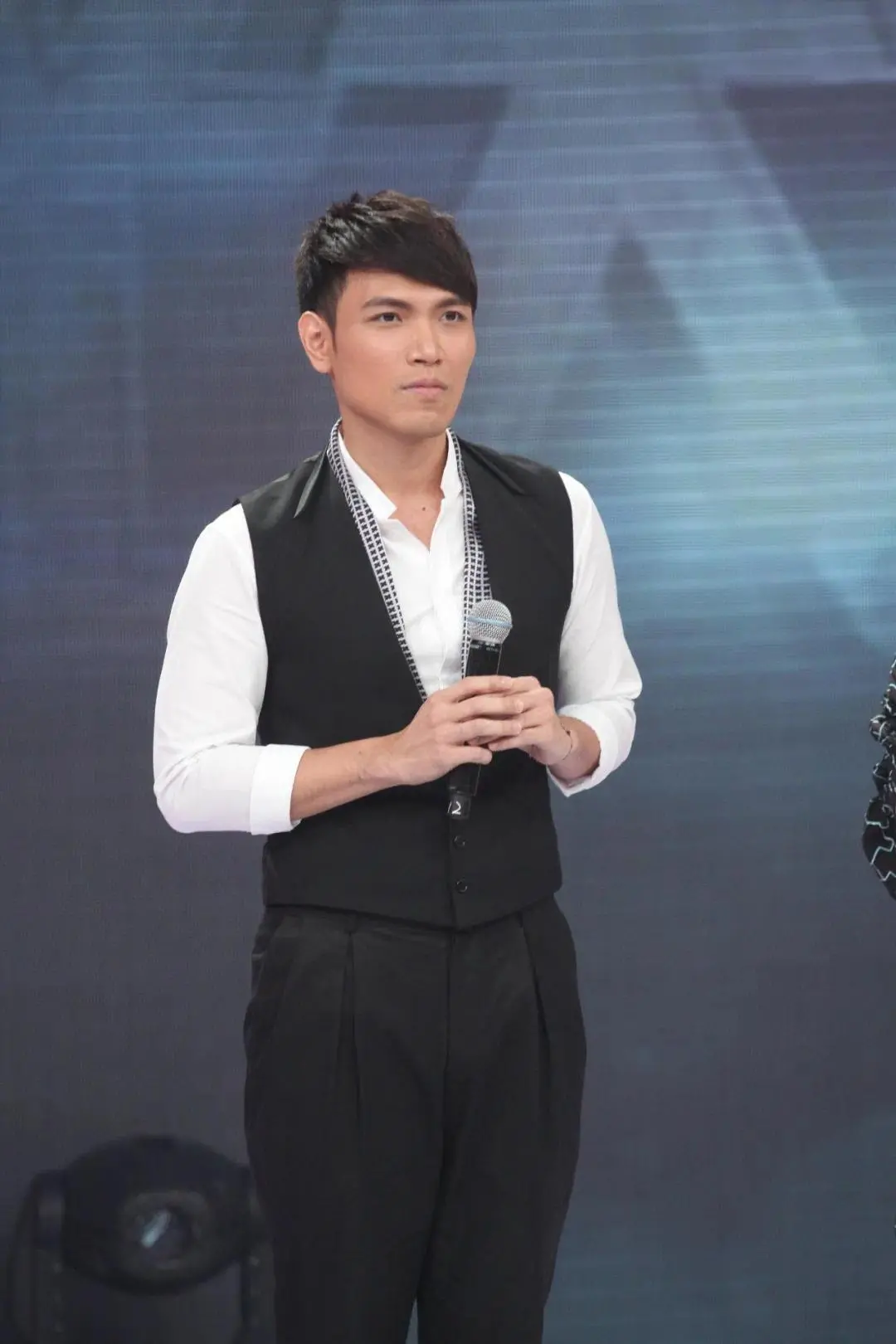 歌手杨宗纬意外从舞台跌落，凌晨发文回应：我没事，离精神小伙就一步之遥_https://www.izongheng.net_明星_第5张