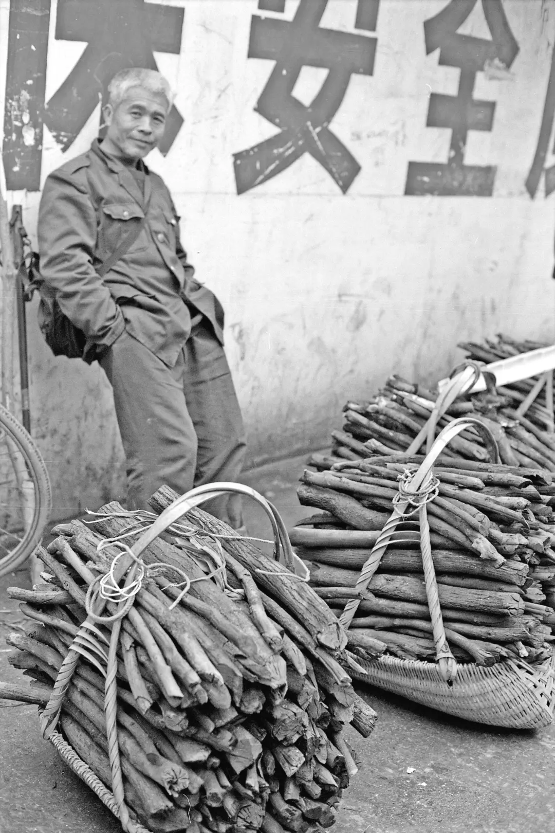 卖炭汉穿着单薄，却盼天寒炭好卖，2005年广东连州