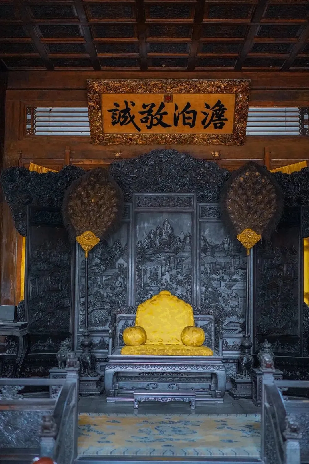 图1 避暑山庄中的湖泊烟波浩渺/视觉中国 图2 避暑山庄中皇帝的宝座。摄影 Jason