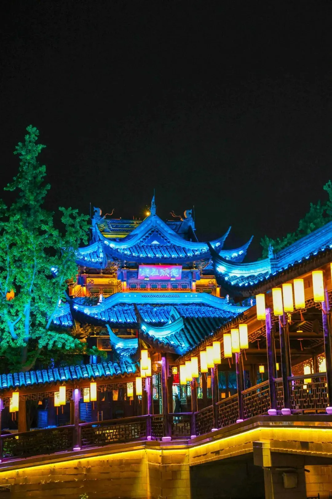 △灯光与建筑相得益彰。（图/同程旅行）