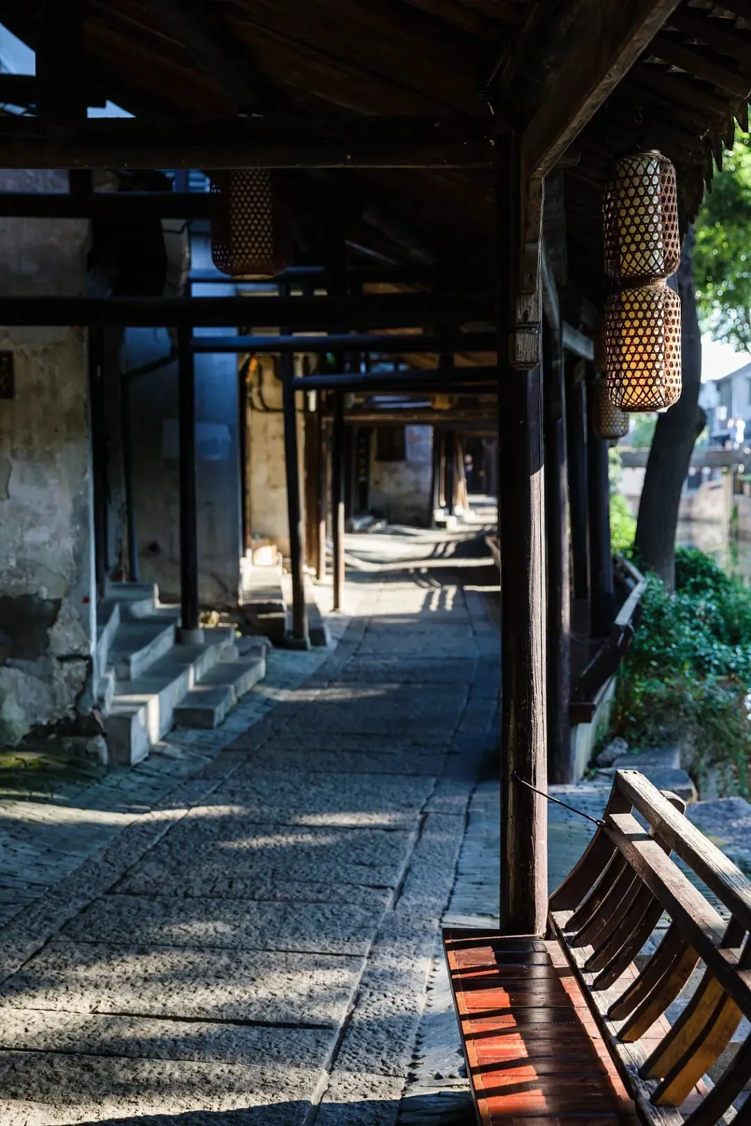 △甪直古镇的河边连廊。（图/视觉中国）