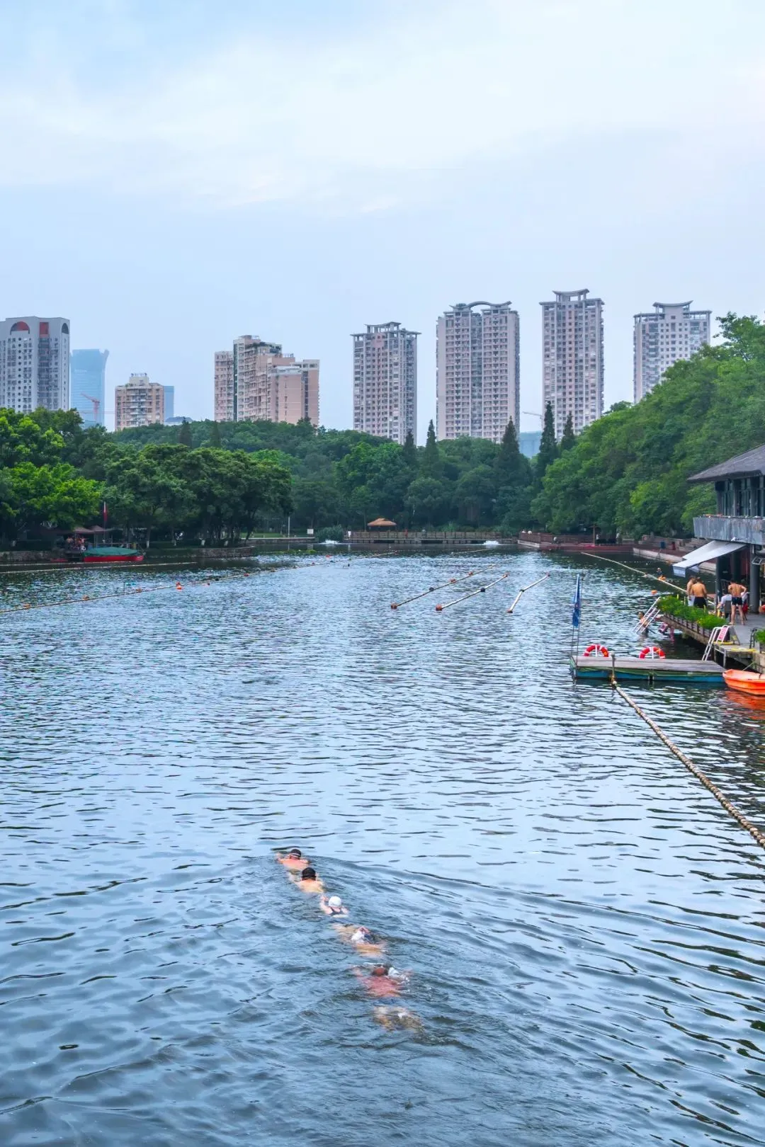 在温州人眼中，水不仅是竞技之地，更是生活所在。摄影/朱露