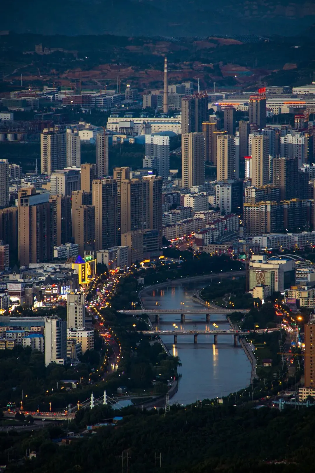 △夜晚即将来临的阳泉。(图/视觉中国)