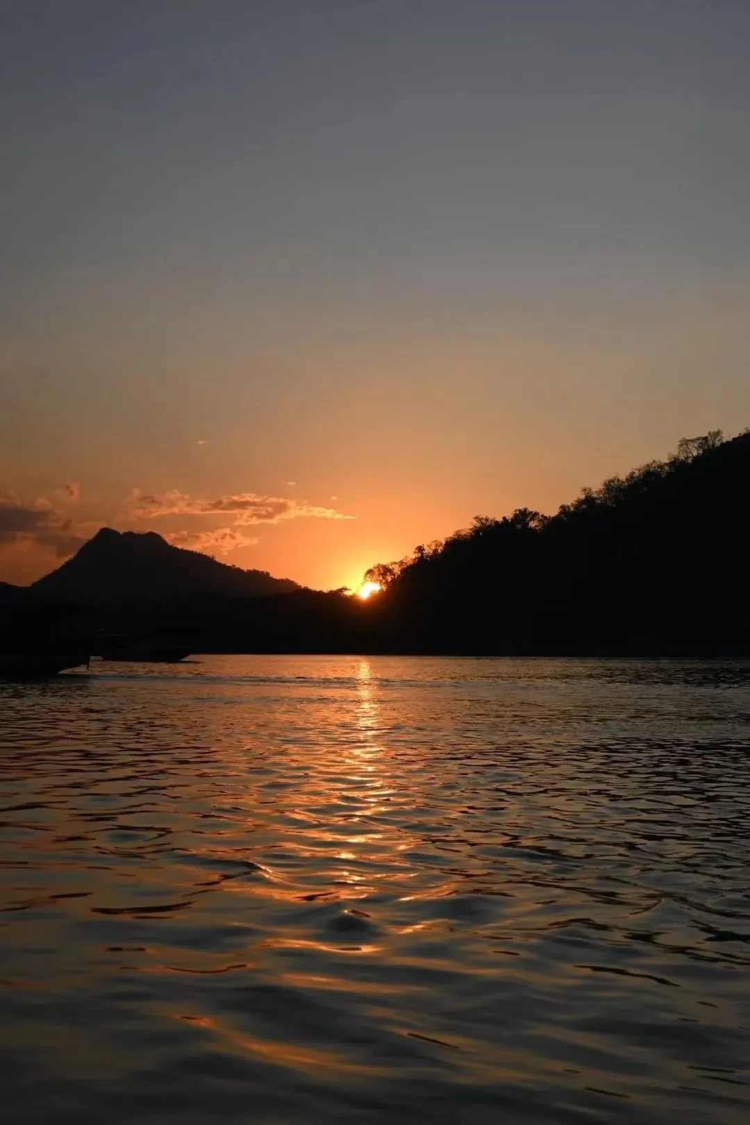 △湄公河的日落时分，太chill了。（图/受访者供图）