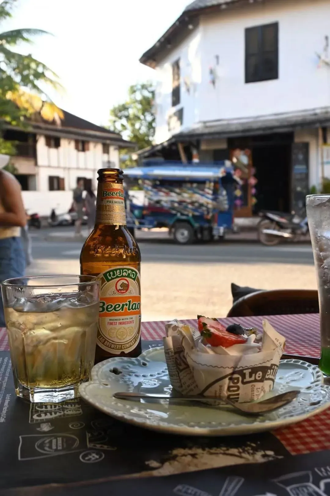 △许多数字游民点上甜品、咖啡或老挝啤酒，就能在路边的咖啡厅坐一下午。（图/受访者供图）