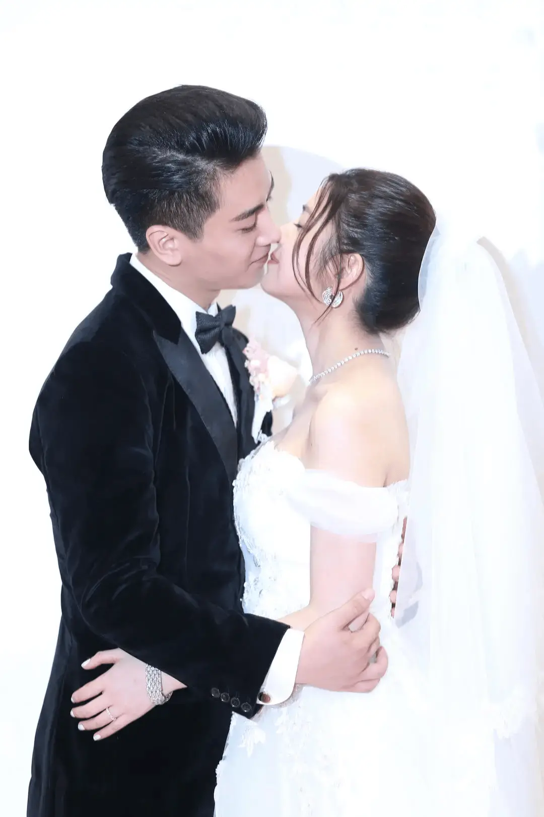 陈晓离婚后与毛晓彤传绯闻，两人互动被扒亲密，大学同学早已相识
