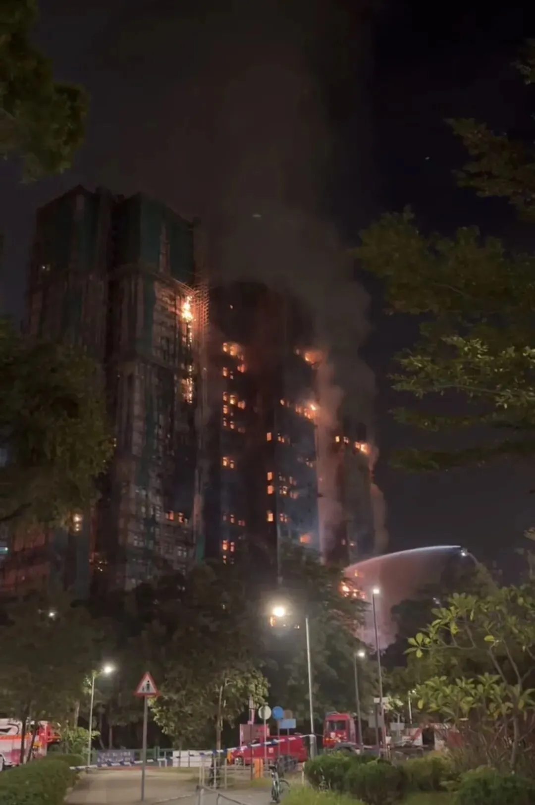 11月26日23时许，大厦外火光四起。图/受访者提供