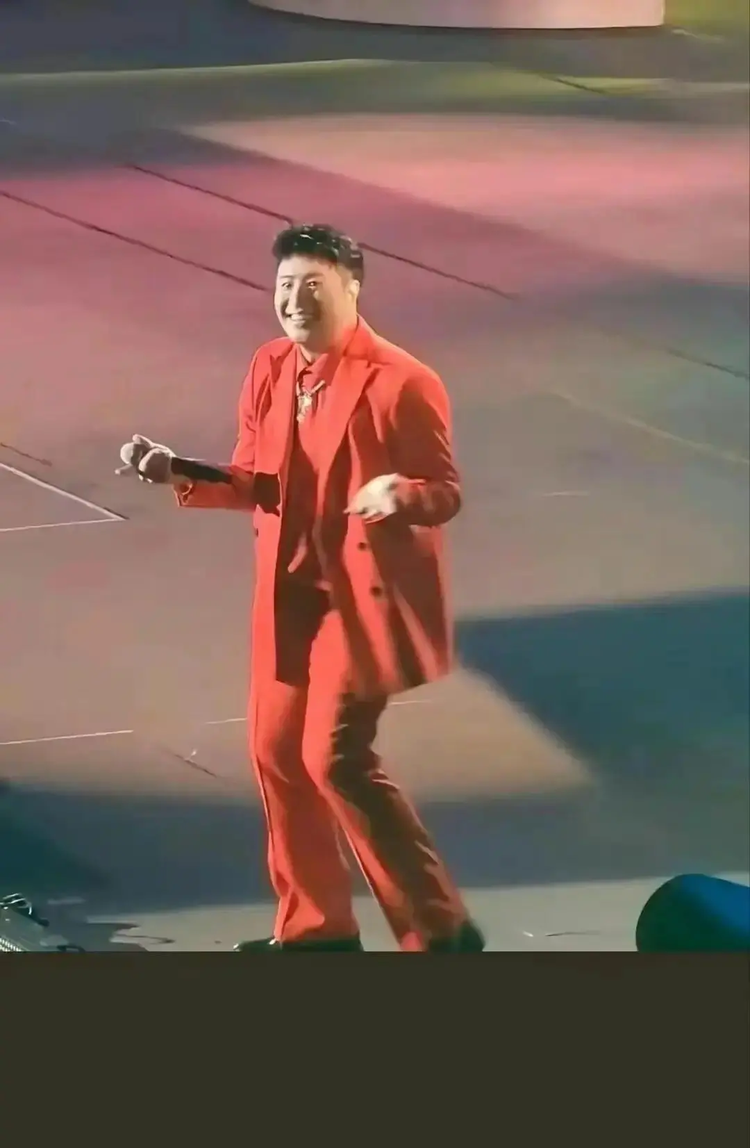笑翻了！潘瑋柏北京演唱會胖成杜海濤！網友調侃這是胖圍脖！