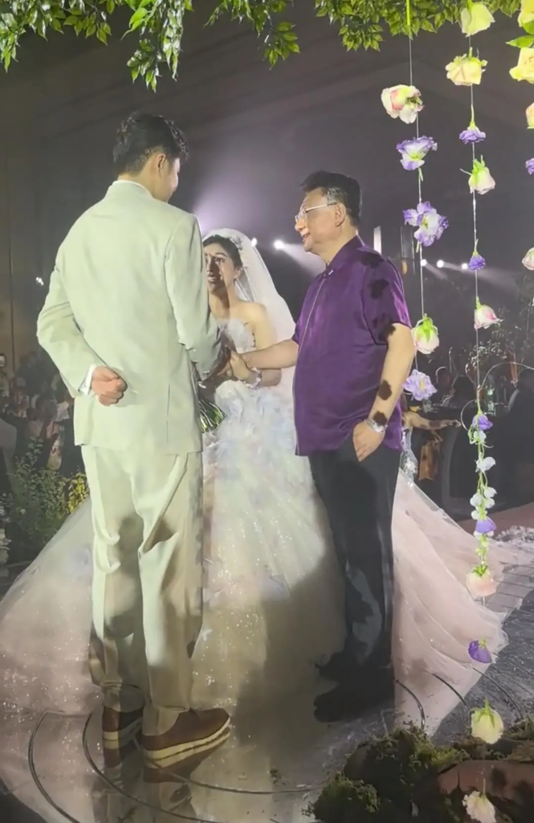 金龟子女儿办婚礼，两人三年前领证已育有一子