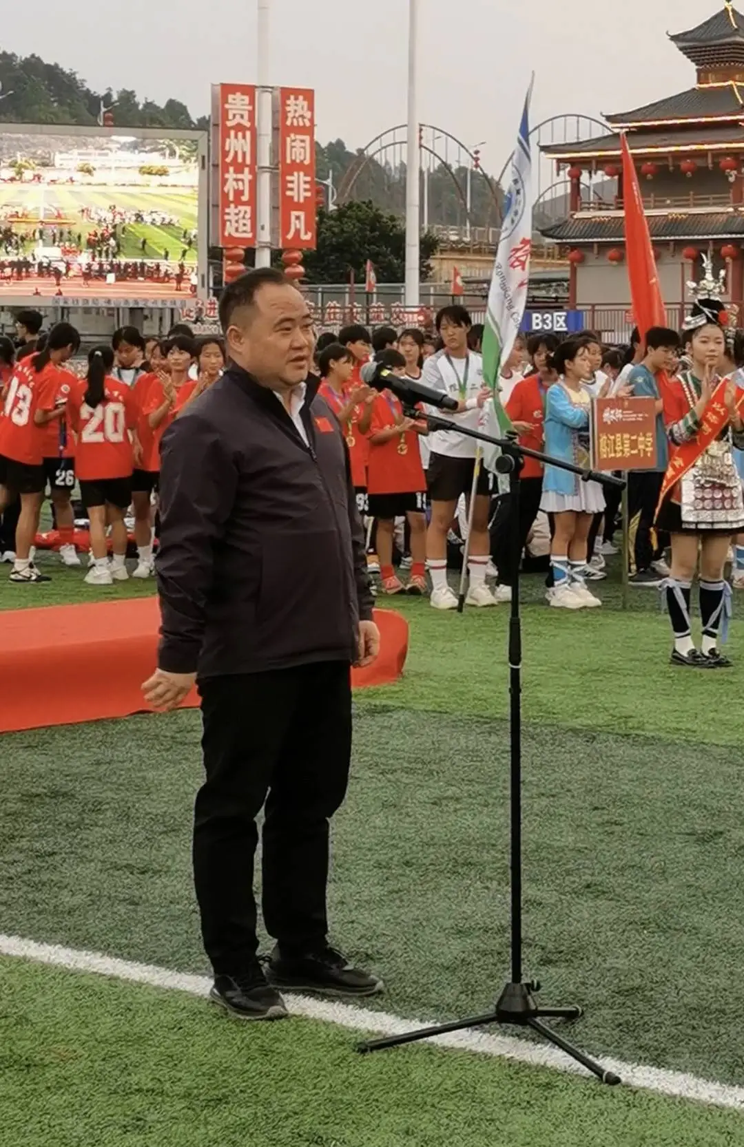 县委书记爆红 6秒闭幕发言只为让孩子早点休息