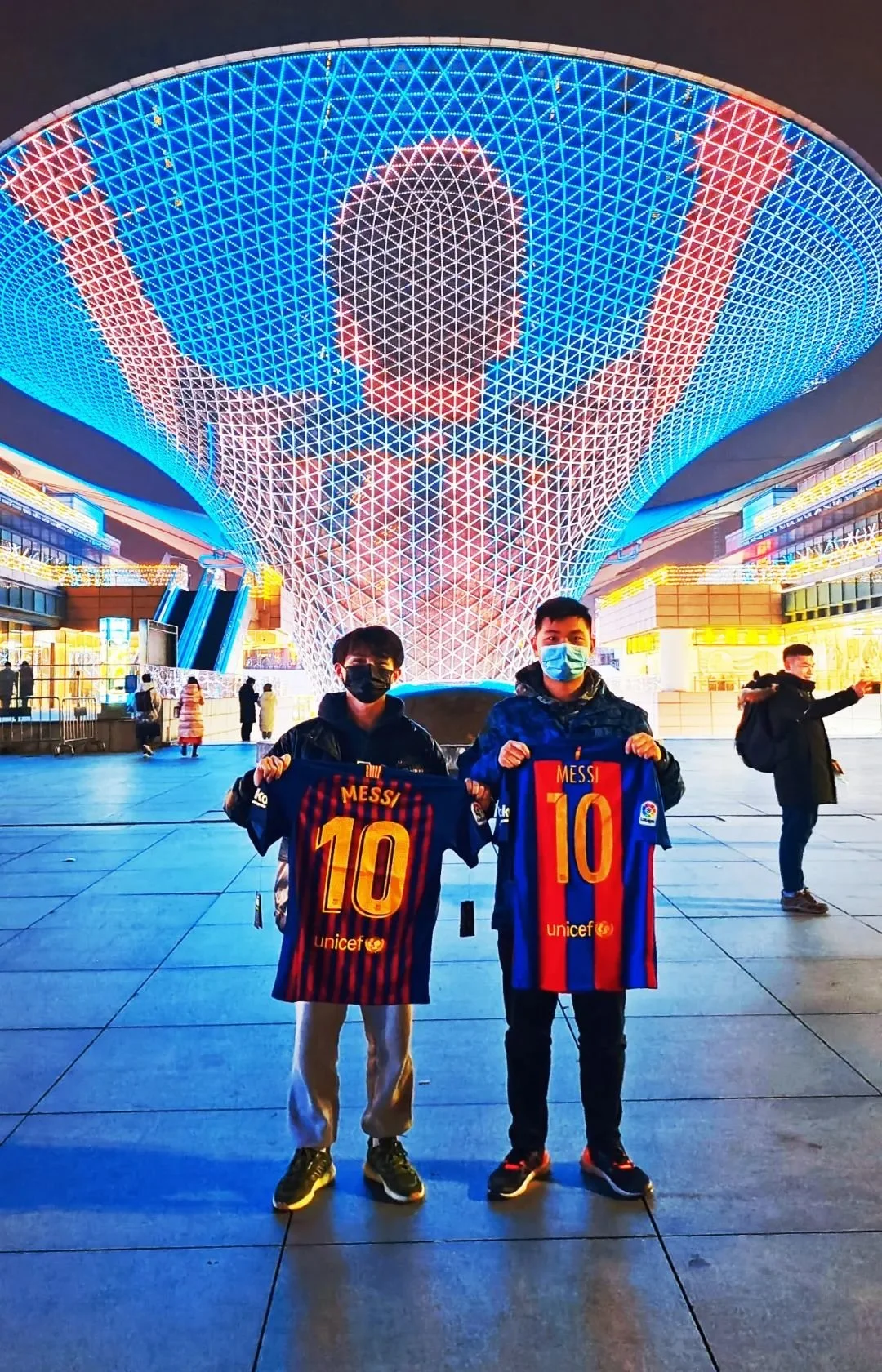 中国球迷致敬梅西，手持其巴萨球衣 图/中新社记者 陈玉宇