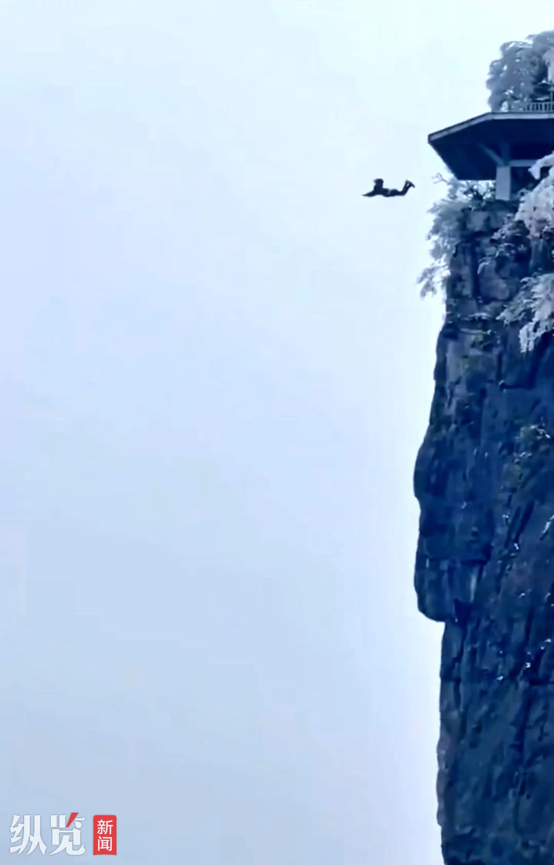 视频显示有人从山顶跳下（来源/网络视频截图）