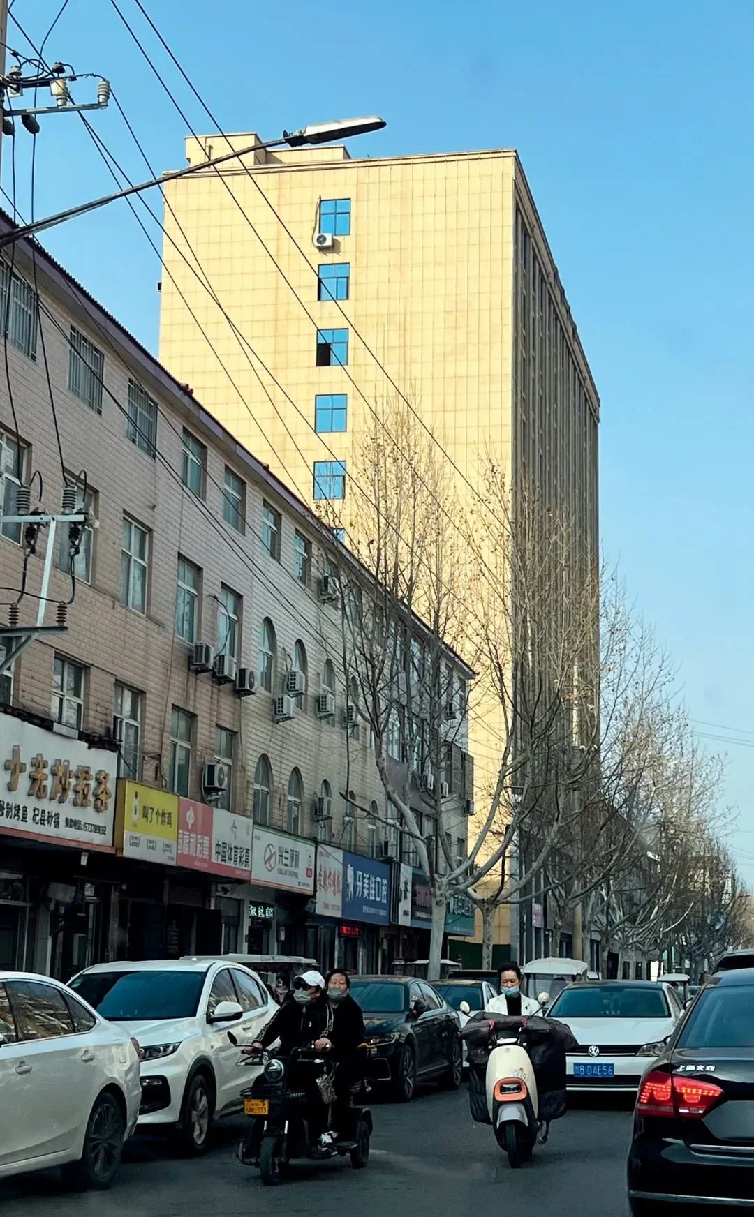 该栋高11层的米黄色大楼是袁家所有。