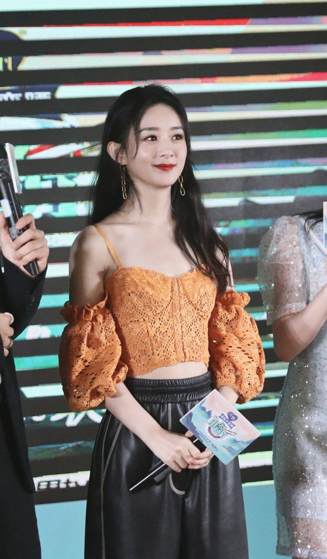 赵丽颖穿橘色吊带秀小蛮腰甜酷装扮气场十足造型惊艳迷人