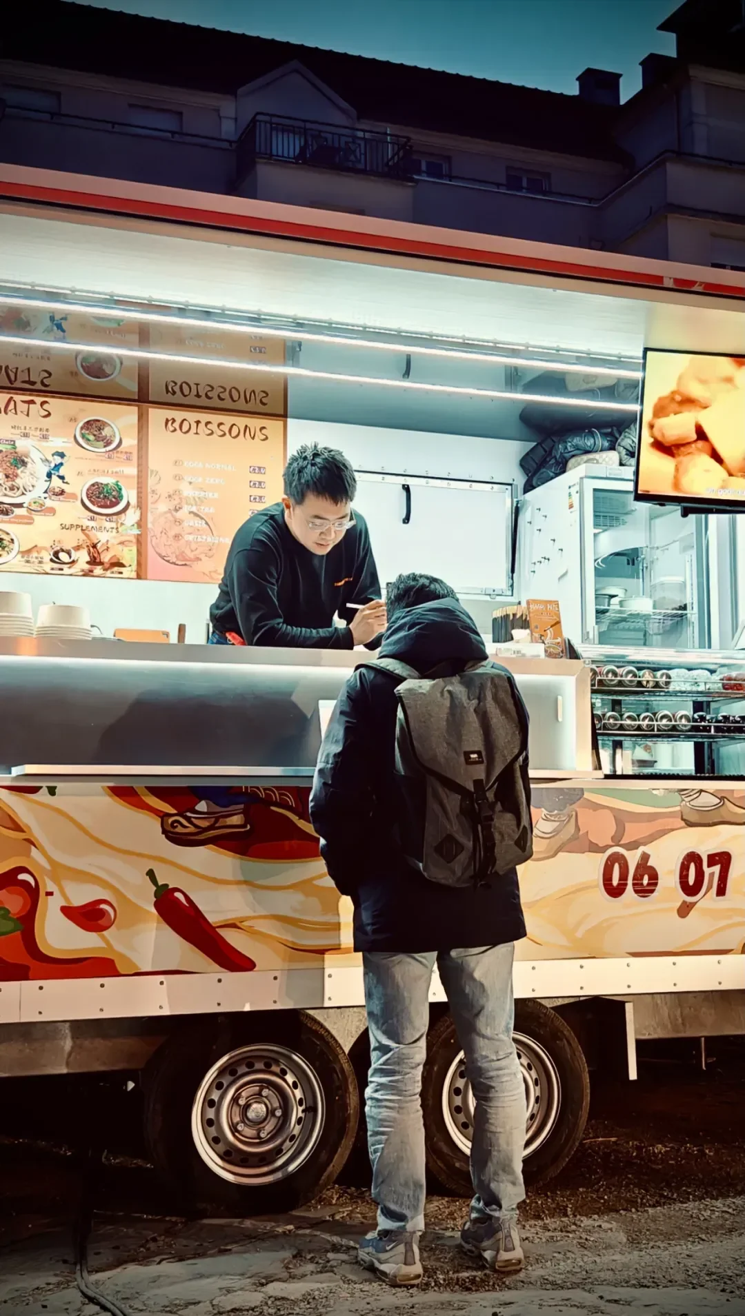 小郭郭的餐车在集市出摊。下班的夜归人到小郭郭的餐车点一碗面，安抚一下自己的胃。（图/由受访者提供）