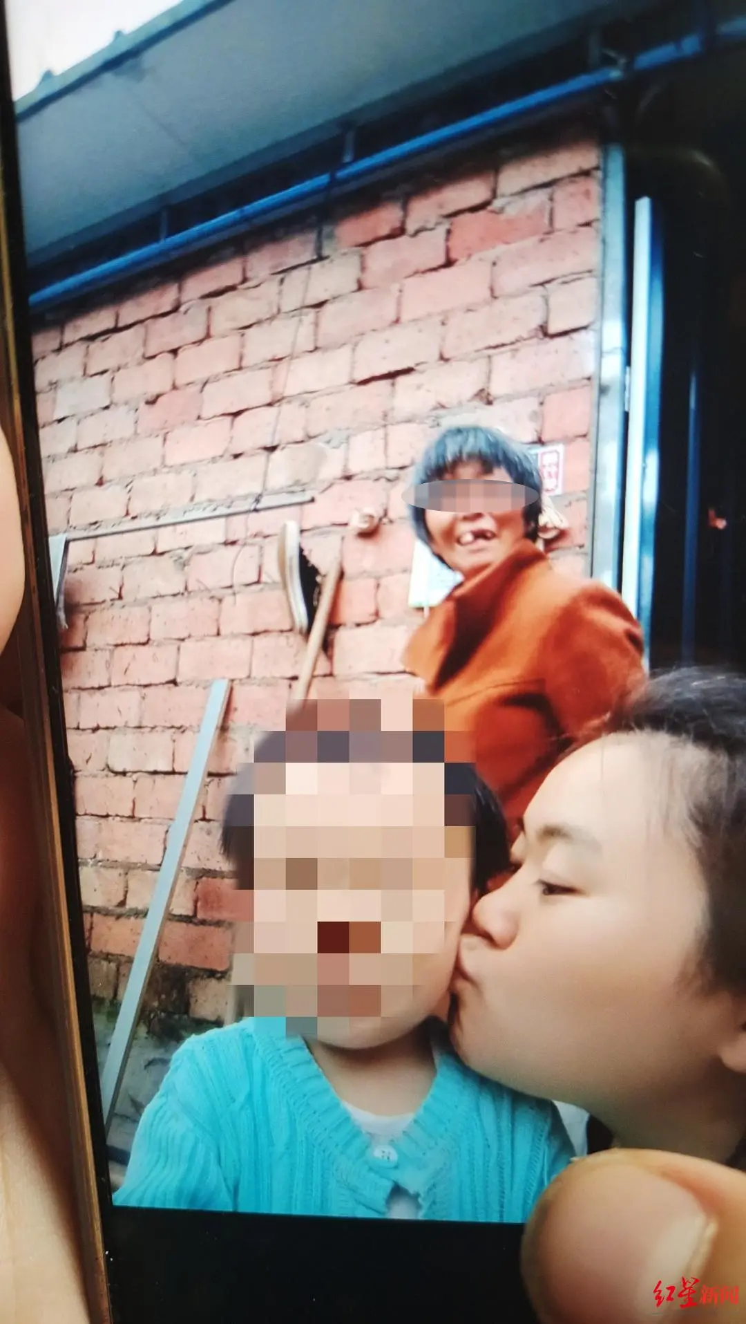 ↑高红丽和母亲周某平（橘红衣服者）合影