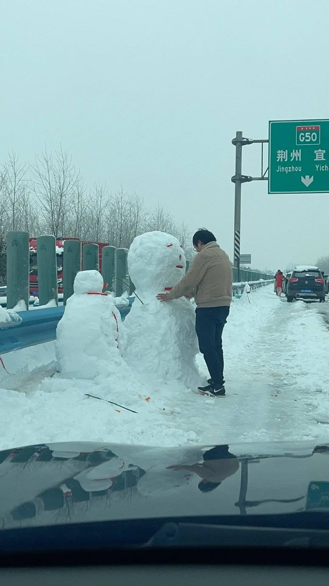 高速路边堆起来的雪人（受访者供图）