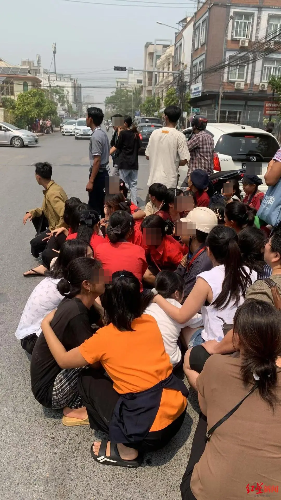 缅甸曼德勒华商讲述地震瞬间：房子差点被震塌...