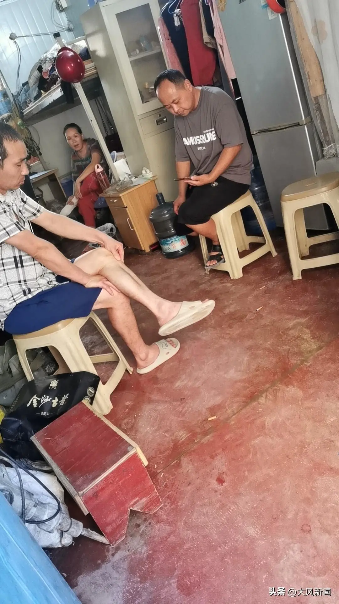 工人们挤在房间里二十多天，讨要自己辛苦的工钱。