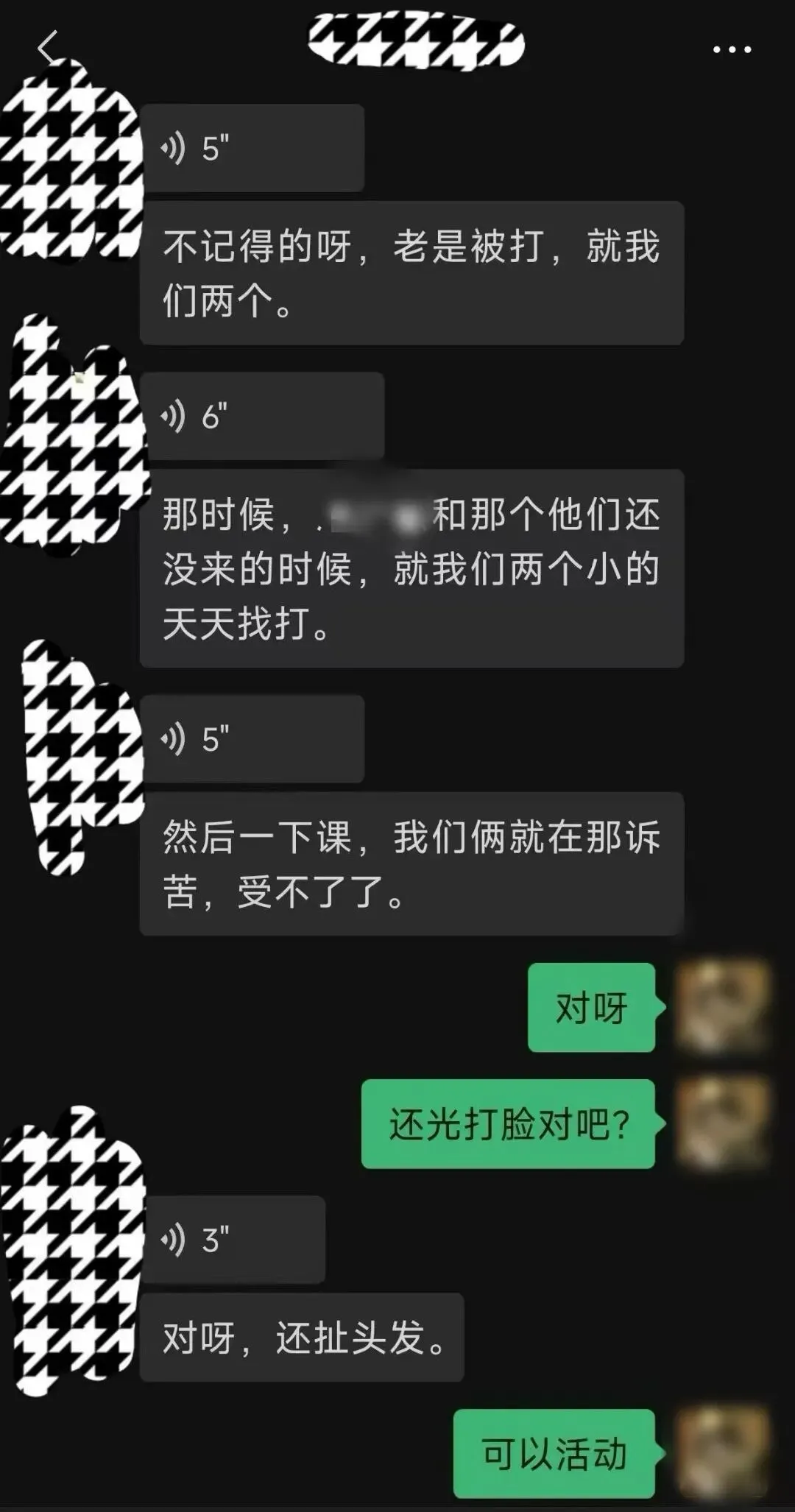 小佳曾和队友回忆被打的经历（左右滑动查看）/受访者供图