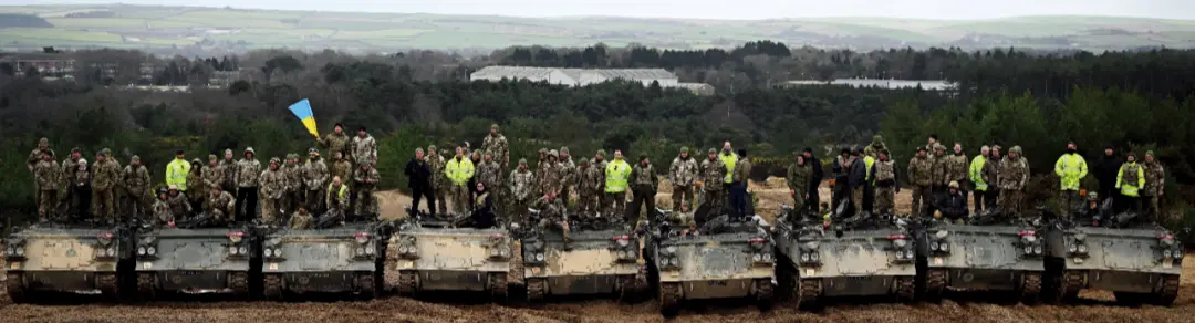 2月23日，乌克兰志愿军在英国南部一个军事基地接受坦克训练。图/视觉中国